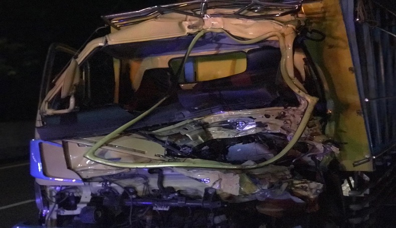 title Tabrakan di Tol Cipularang Purwakarta, Kernet Tewas Terjepit Bodi Kendaraan Tabrakan di Tol Cipularang Purwakarta, Kernet Tewas Terjepit Bodi Kendaraan