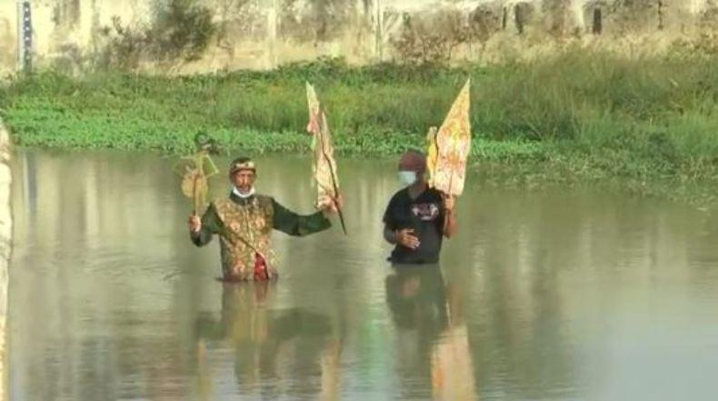 Prihatin Wabah Covid-19, Seniman Gelar Pentas Wayang Kulit di Sungai 