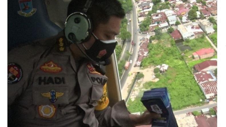Dari Helikopter, Polda Sumut Sebar Brosur Imbauan Patuh PPKM Darurat di Medan