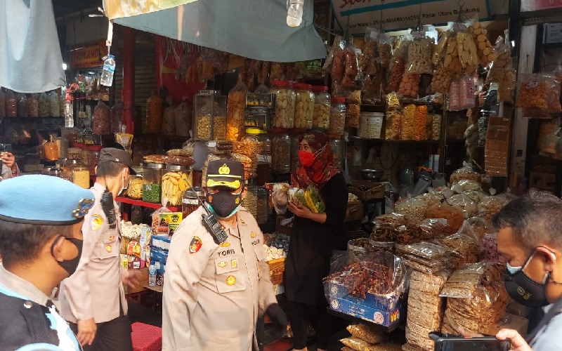 Peduli Nasib Pedagang Pasar Baru, Polrestabes Bandung Bagikan 500 Paket Sembako