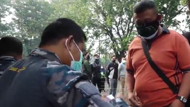 title Masyarakat di Kawasan Pelabuhan Tanjung Perak Antusias Ikut Serbuan Vaksinasi TNI AL Koarmada II Masyarakat di Kawasan Pelabuhan Tanjung Perak Antusias Ikut Serbuan Vaksinasi TNI AL Koarmada II