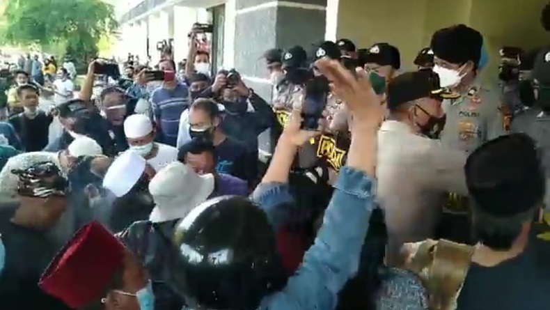 Unjuk Rasa Pedagang dan Mahasiswa Tolak PPKM di Kantor Wali Kota Banjar Ricuh