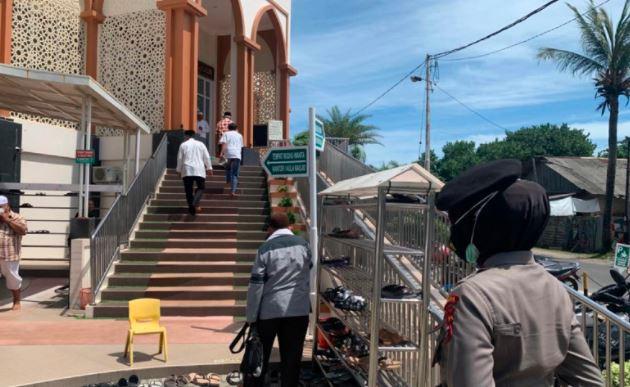 Polda Sumbar Terjunkan Polwan Patroli Disiplin Prokes di Tempat Keramaian