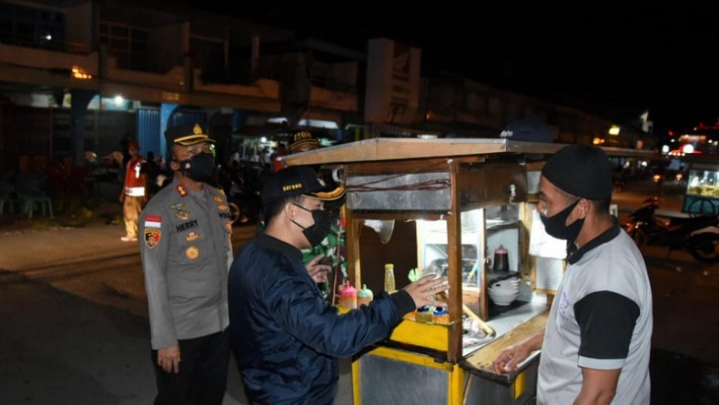 Bupati Sambas Turun ke Pasar Minta Warga Patuhi PPKM