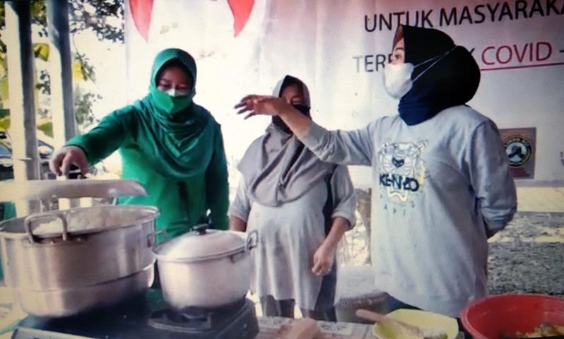  Sulap Rumah Jadi Dapur Umum, Emak-emak Salurkan Nasi Kotak ke Warga sedang Isoman