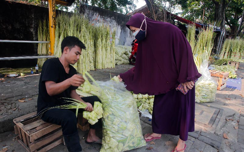  Penjualan Kulit Ketupat Sepi Imbas Pemberlakuan PPKM Darurat - Bagian 3