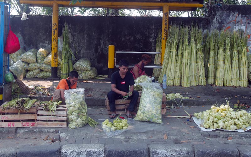  Penjualan Kulit Ketupat Sepi Imbas Pemberlakuan PPKM Darurat - Bagian 4
