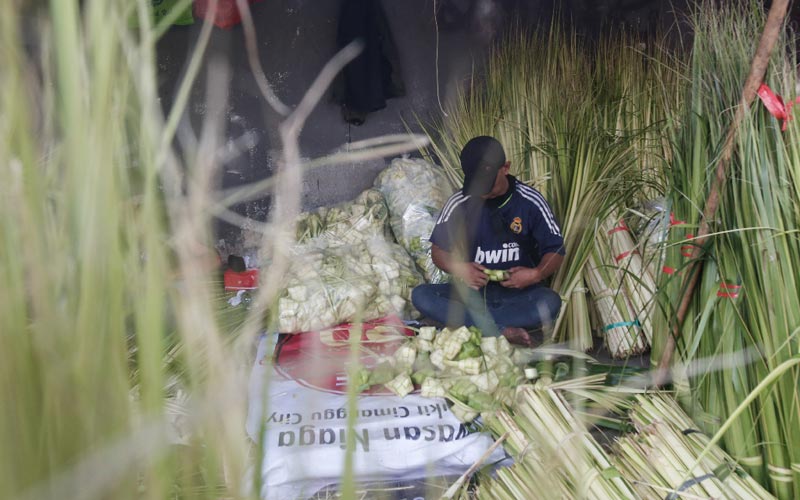 Penjualan Kulit Ketupat Sepi Imbas Pemberlakuan PPKM Darurat - Bagian 5