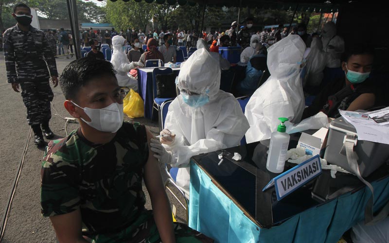 Koarmada II Gelar Serbuan Vaksinasi COVID-19 untuk Masyarakat Maritim  - Bagian 2
