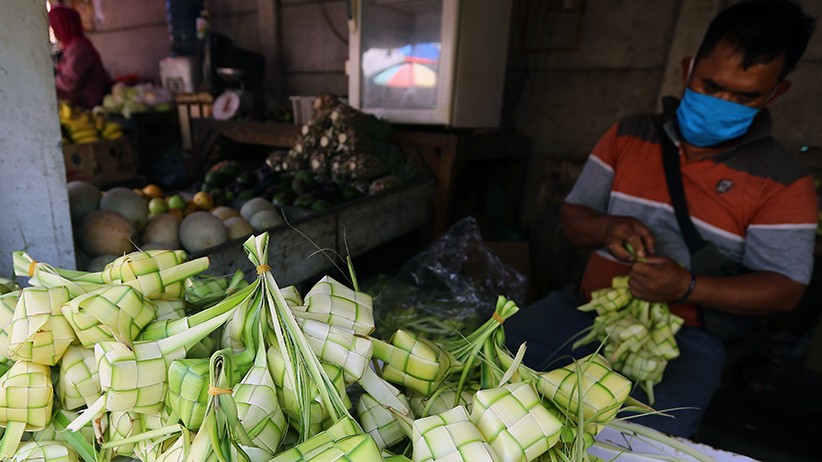 Membuat Kulit Ketupat Jelang Idul Adha - Bagian 1