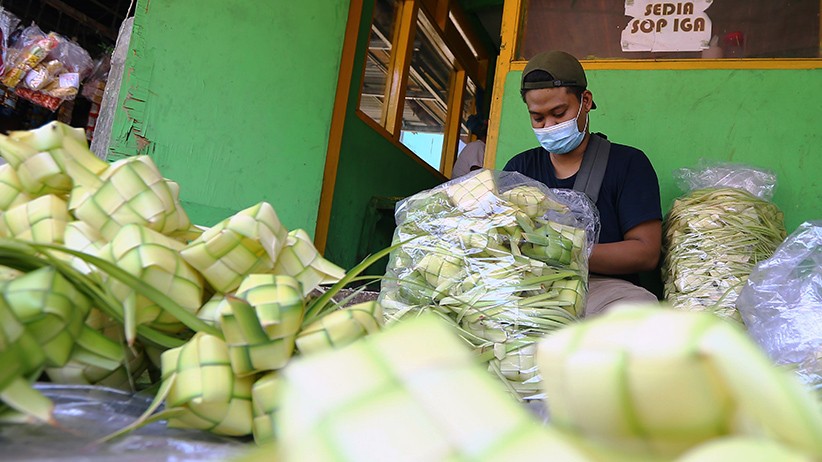 Membuat Kulit Ketupat Jelang Idul Adha - Bagian 2