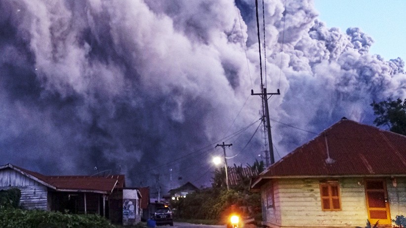 Gunung Sinabung Erupsi Tinggi Kolom Abu Capai 1 Kilometer - Bagian 1