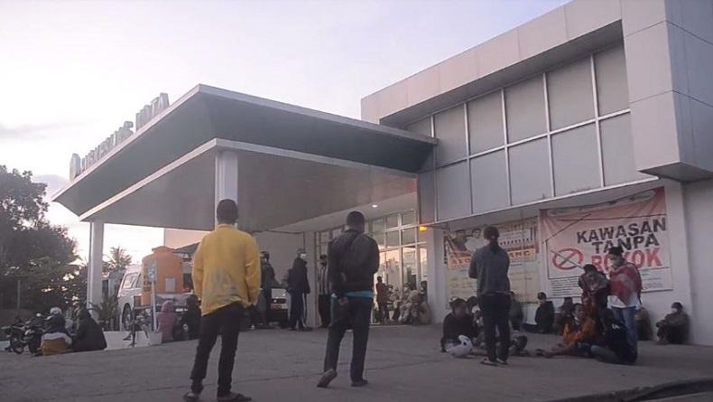 Demi Ikut Vaksinasi, Warga Belu Rela Antre di Puskesmas sejak Pukul 01.00 Dini Hari