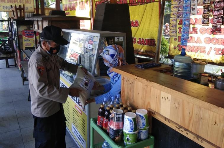 TNI-Polri Beri Bantuan Sembako ke Warung Makan Terdampak PPKM Darurat di Magelang