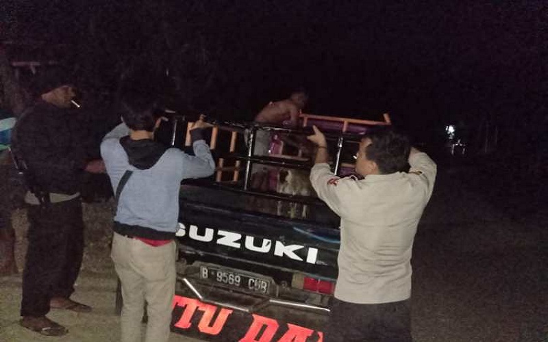 title Tepergok Petugas, Pencuri Hewan Ternak di Bima Tinggalkan Mobil Pikap Berisi Kambing Tepergok Petugas, Pencuri Hewan Ternak di Bima Tinggalkan Mobil Pikap Berisi Kambing