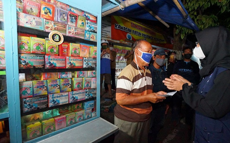 Malam-Malam, Bupati Banyuwangi Bagikan Uang Rp300.000 untuk PKL dan Pemilik Warung