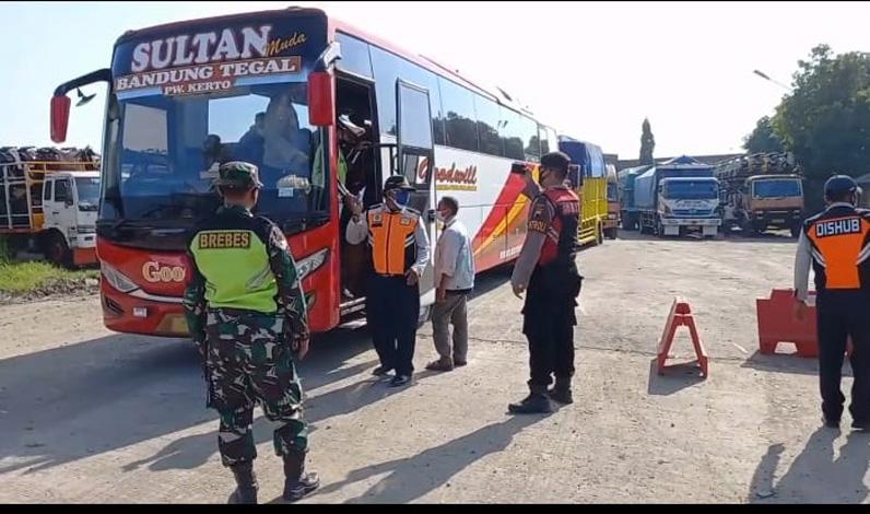 Penyekatan di Brebes, Bus AKAP Bawa Penumpang Hendak Mudik ke Jateng Diputar Balik