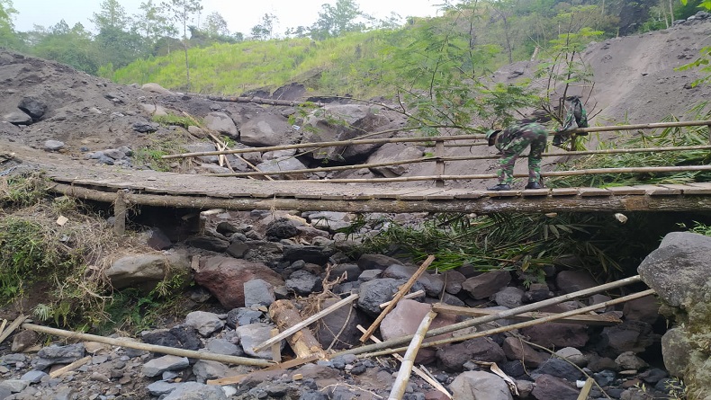 Jembatan Darurat Rusak Diterjang Lahar Gunung Agung, Warga Bukit Galah Karangasem Terisolir
