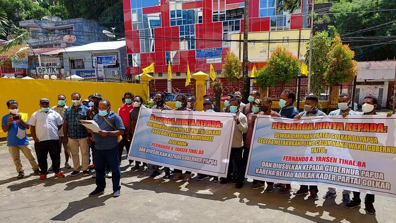 Keluarga Besar Klemen Tinal Duduki Kantor Golkar, Desak Fernando Yansen Diajukan Jadi Cawagub
