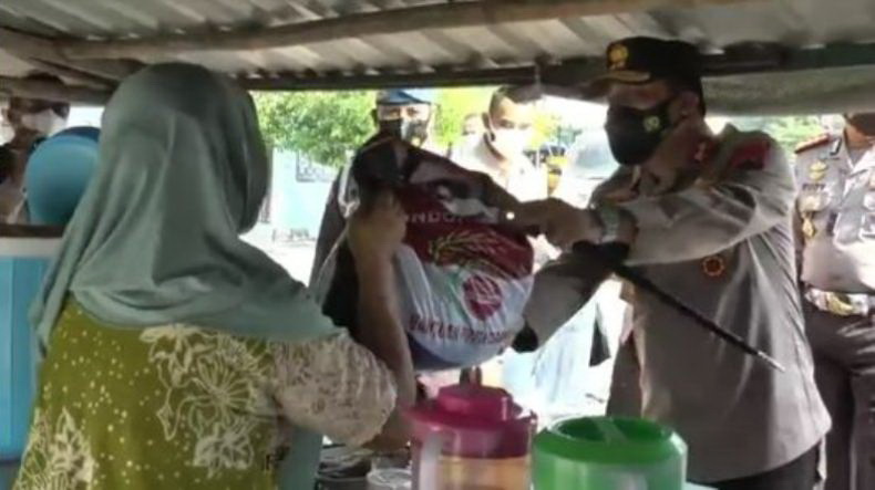 title Polda Jateng Salurkan Sembako untuk Warga di Kawasan Wisata Religi di Demak Polda Jateng Salurkan Sembako untuk Warga di Kawasan Wisata Religi di Demak
