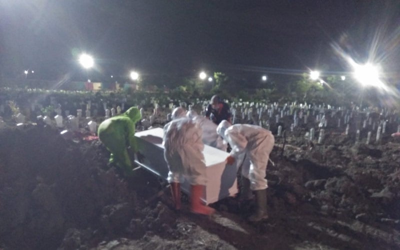 title Cerita Petugas Pemakaman Covid-19 di Surabaya, Bawa HP saat Mandi Siap Terima Perintah Cerita Petugas Pemakaman Covid-19 di Surabaya, Bawa HP saat Mandi Siap Terima Perintah