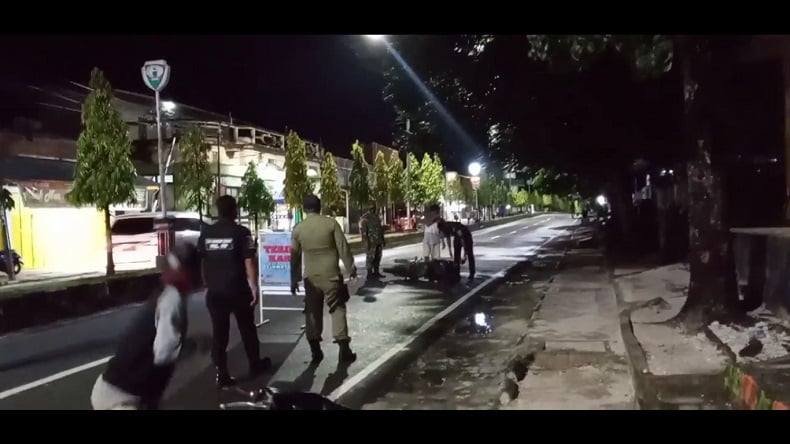 Pemuda Mabuk Panik Hindari Operasi Yustisi, Motor Jatuh Langsung Diamankan Petugas