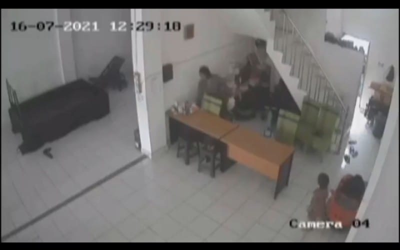 Pura-Pura Minta Sedekah, Perempuan Palembang Ini Ajak Anak Mencuri di Toko Bangunan 