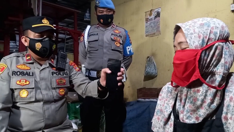 Polisi di Bandarlampung Hipnotis Pedagang Agar Rileks dan Patuhi PPKM Darurat