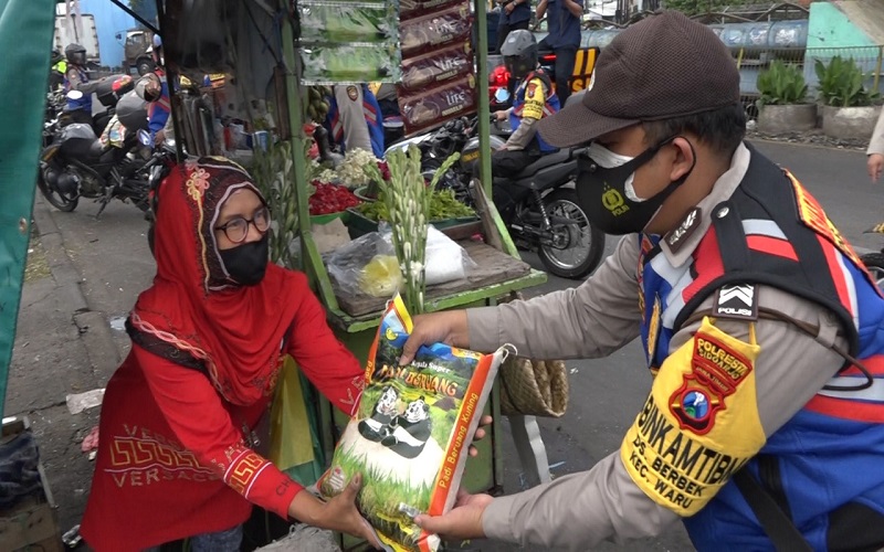 Bersyukur Dapat Bantuan, Pedagang di Surabaya: Beras Ini Bisa untuk Makan Satu Minggu