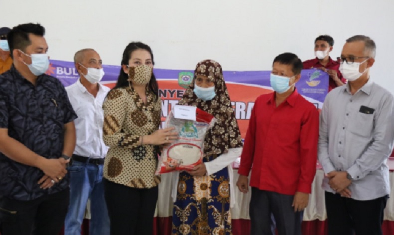 title Tjhai Chui Mie Serahkan Beras 10 Kg untuk Warga Singkawang Terdampak PPKM Darurat Tjhai Chui Mie Serahkan Beras 10 Kg untuk Warga Singkawang Terdampak PPKM Darurat