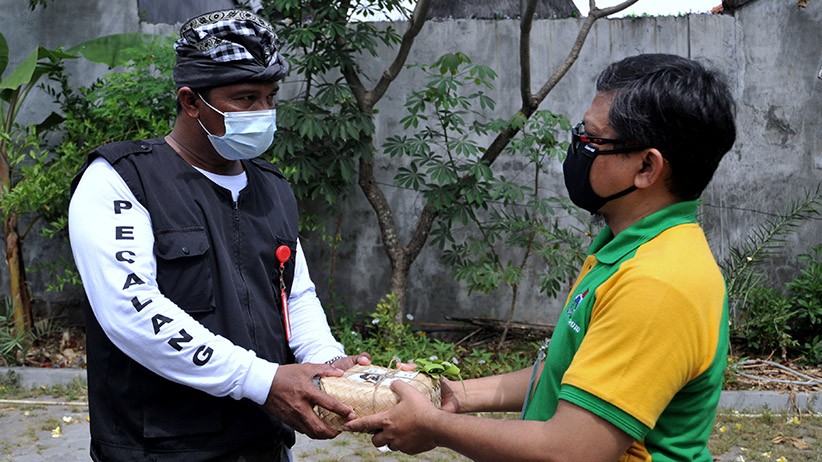 Kerukunan Beragama, Warga Muslim Bagikan Daging Kurban kepada Umat Hindu Bali - Bagian 2
