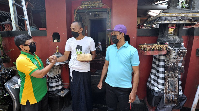 Kerukunan Beragama, Warga Muslim Bagikan Daging Kurban kepada Umat Hindu Bali - Bagian 1