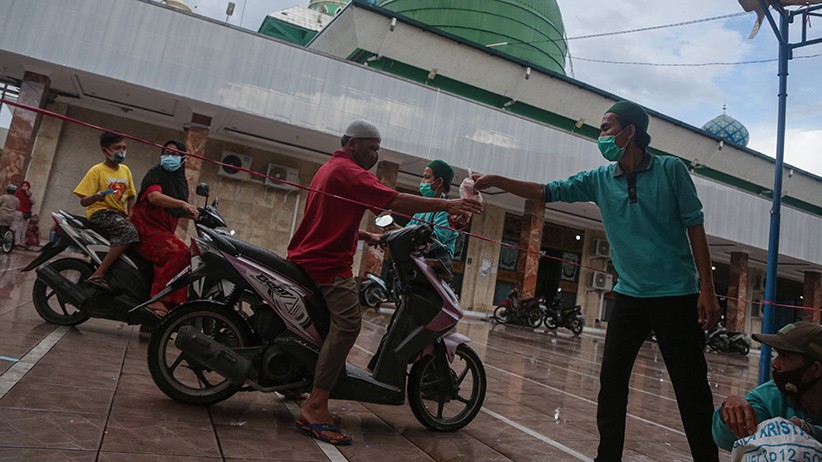 Cegah Kerumunan, Panitia Kurban Bagikan Daging dengan Cara Drive Thru - Bagian 3