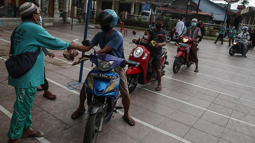 Cegah Kerumunan, Panitia Kurban Bagikan Daging dengan Cara Drive Thru - Bagian 1