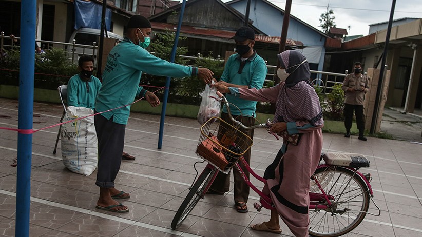 Cegah Kerumunan, Panitia Kurban Bagikan Daging dengan Cara Drive Thru - Bagian 2