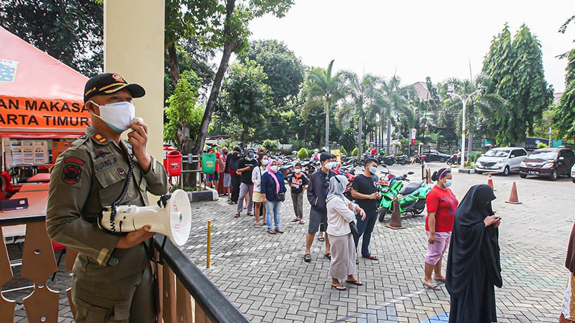 BST Cair, Begini Potret Antrean Warga Ambil Uang di ATM - Bagian 2