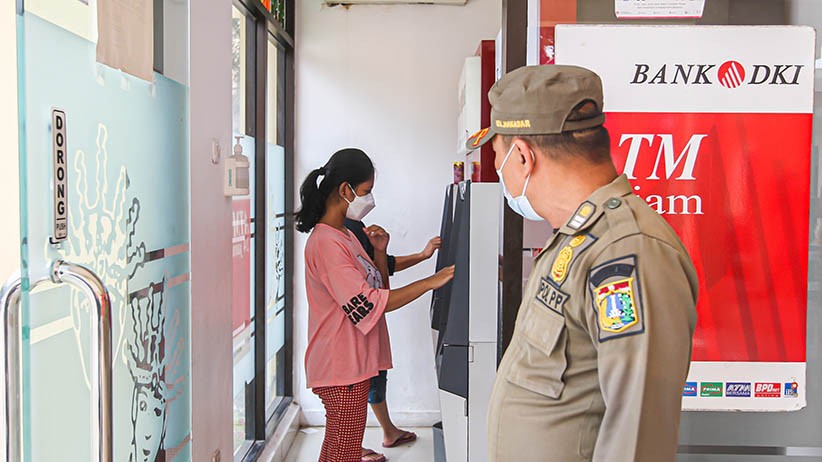 BST Cair, Begini Potret Antrean Warga Ambil Uang di ATM - Bagian 4