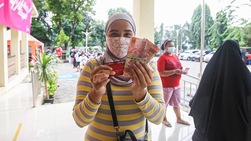 BST Cair, Begini Potret Antrean Warga Ambil Uang di ATM - Bagian 3