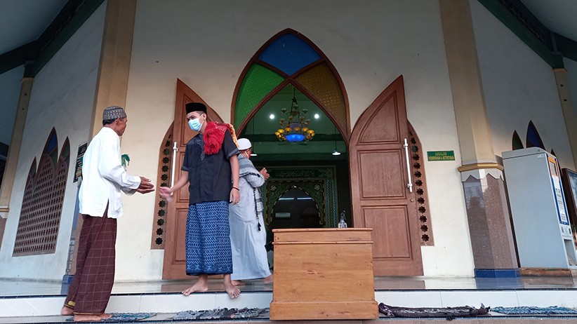Warga Kuningan Semarang Gelar Sholat Idul Adha dengan Prokes Ketat - Bagian 4
