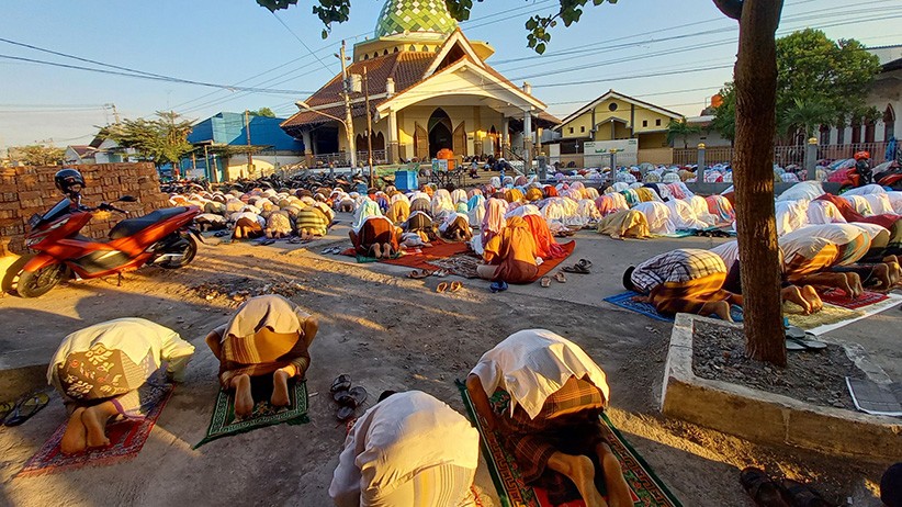 Warga Kuningan Semarang Gelar Sholat Idul Adha dengan Prokes Ketat - Bagian 2