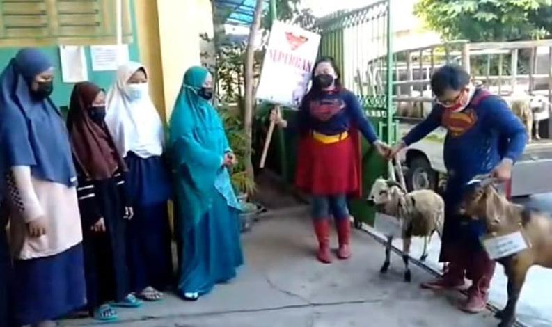 Unik, Suami Istri ala Superhero Ini Bagikan Kambing Kurban untuk Anak-anak Panti Asuhan 