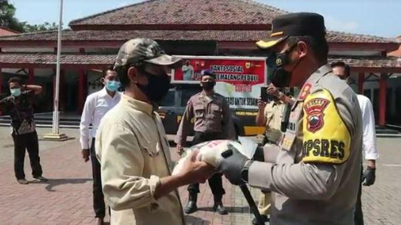 Terdampak PPKM Darurat, Pedagang di Objek Wisata Pemalang Mendapat Sembako 