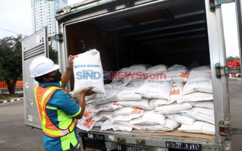 Pemkot Padang Panjang Salurkan Bantuan Beras ke 1.253 KK