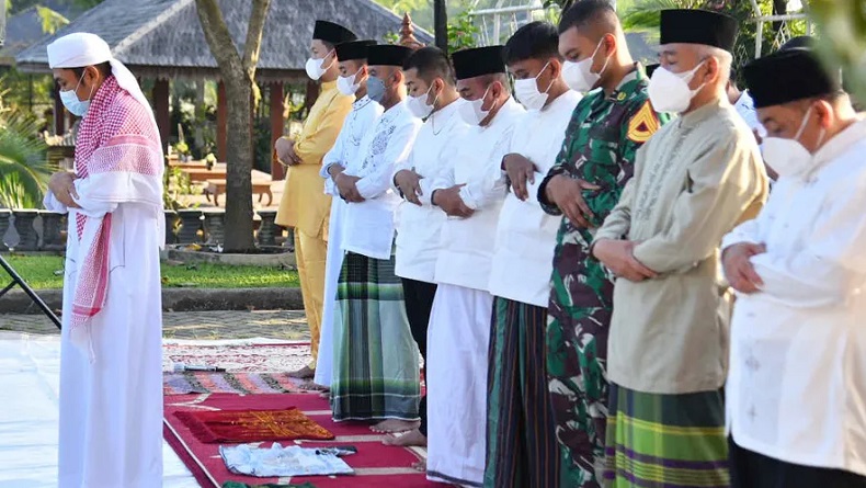 title Gubernur dan Wagub Sumut Sholat Idul Adha di Kediaman Bersama Keluarga Gubernur dan Wagub Sumut Sholat Idul Adha di Kediaman Bersama Keluarga
