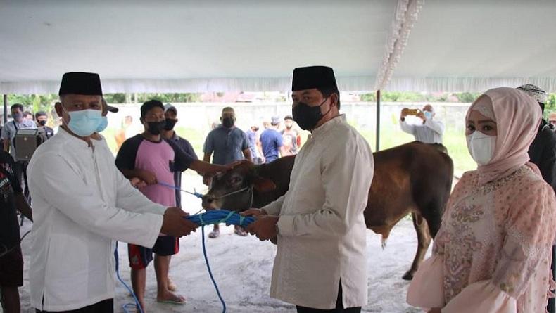Kapolda Sulut Serahkan Hewan Kurban kepada Panitia Idul Adha di Manado