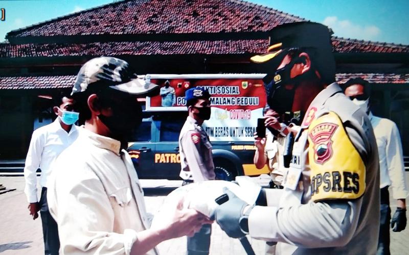 Polres Pemalang Beri Bansos ke Pedagang Terdampak Penutupan Objek Wisata Selama PPKM Darurat