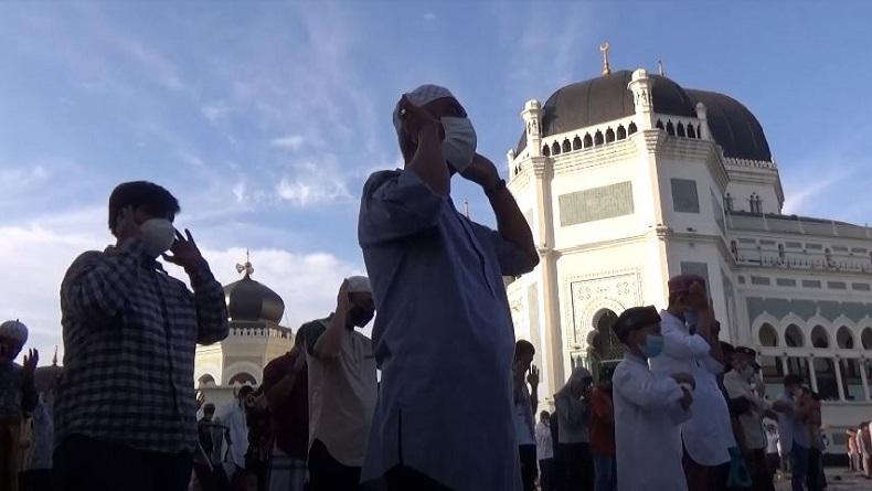 title Suasana Sholat Idul Adha di Masjid Raya Medan dengan Protokol Kesehatan Ketat Suasana Sholat Idul Adha di Masjid Raya Medan dengan Protokol Kesehatan Ketat