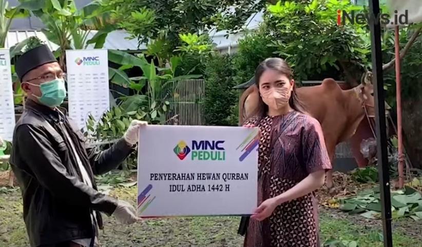 Video MNC Peduli Serahkan Hewan Kurban pada Warga Kelurahan Rawa Barat