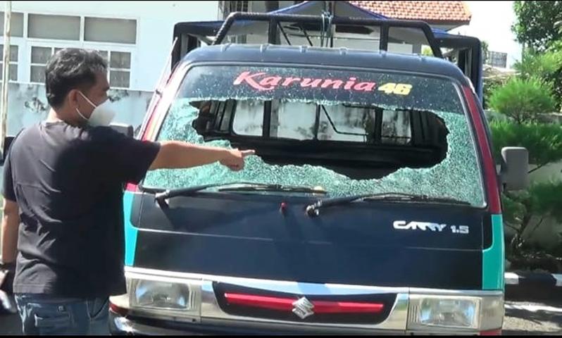 title Mobil Angkut Hewan Kurban Dilempar Batu Orang Tak Dikenal di Kendal, Kaca Pecah Mobil Angkut Hewan Kurban Dilempar Batu Orang Tak Dikenal di Kendal, Kaca Pecah