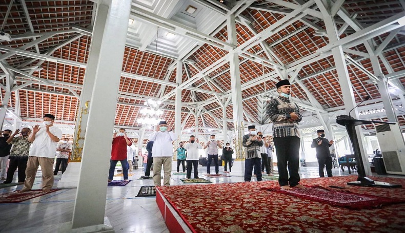 Refleksikan Semangat Berkurban, Wali Kota Bandung Salat Idul Adha di Rumdin